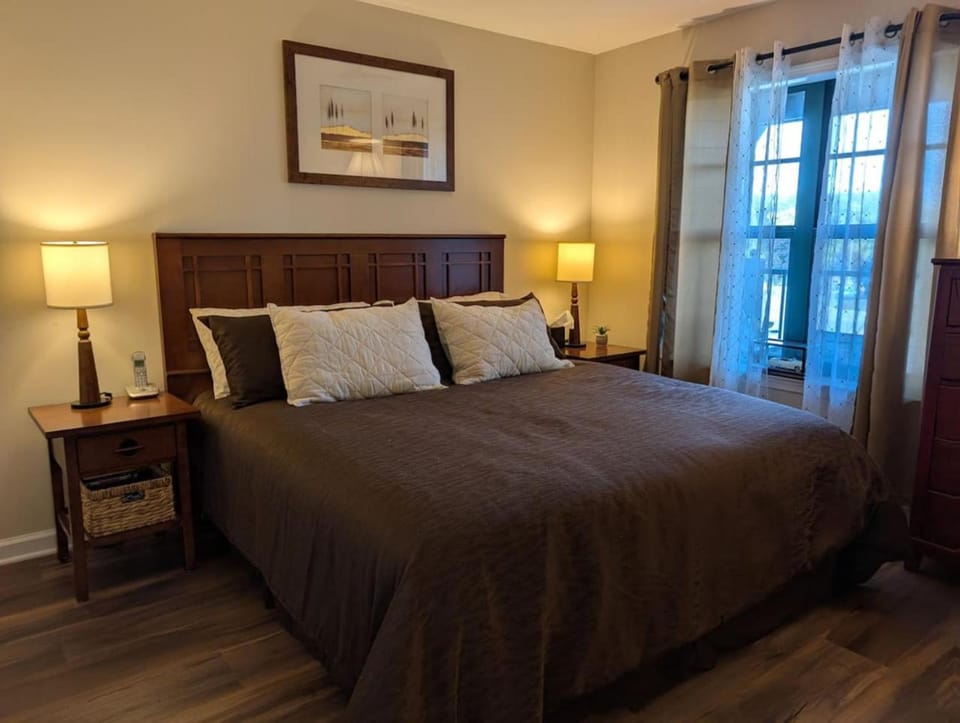 Country Charm 1 Bd Balcony Views Apartment in Vernon Township