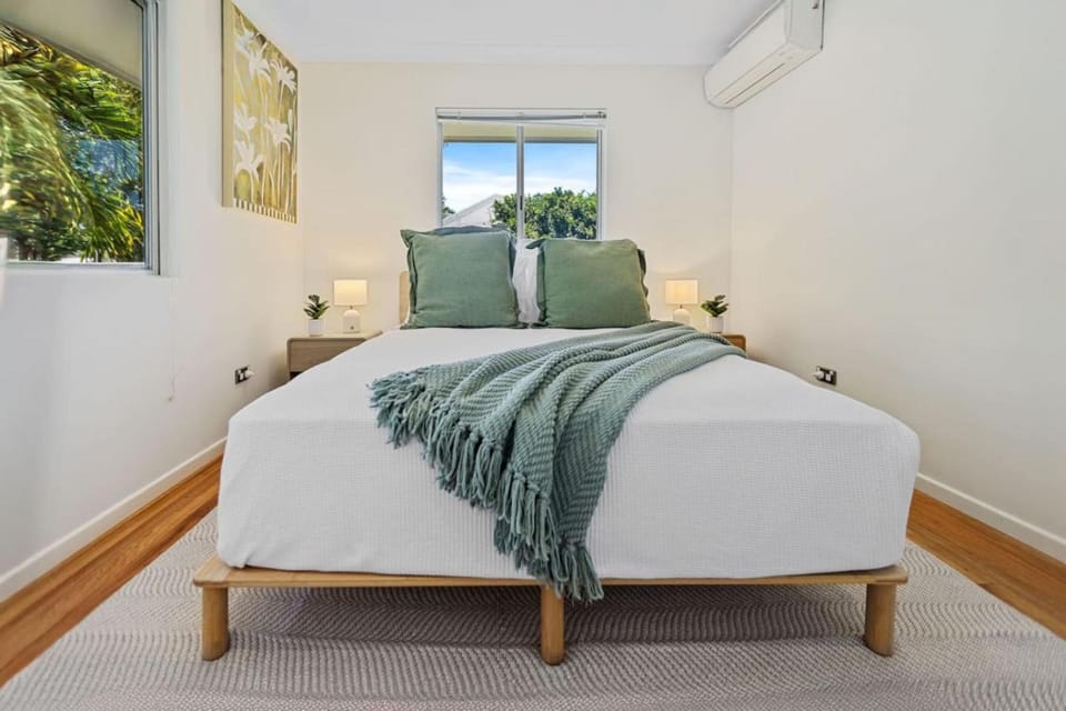 Bed, Photo of the whole room, Bedroom, towels, air conditioner