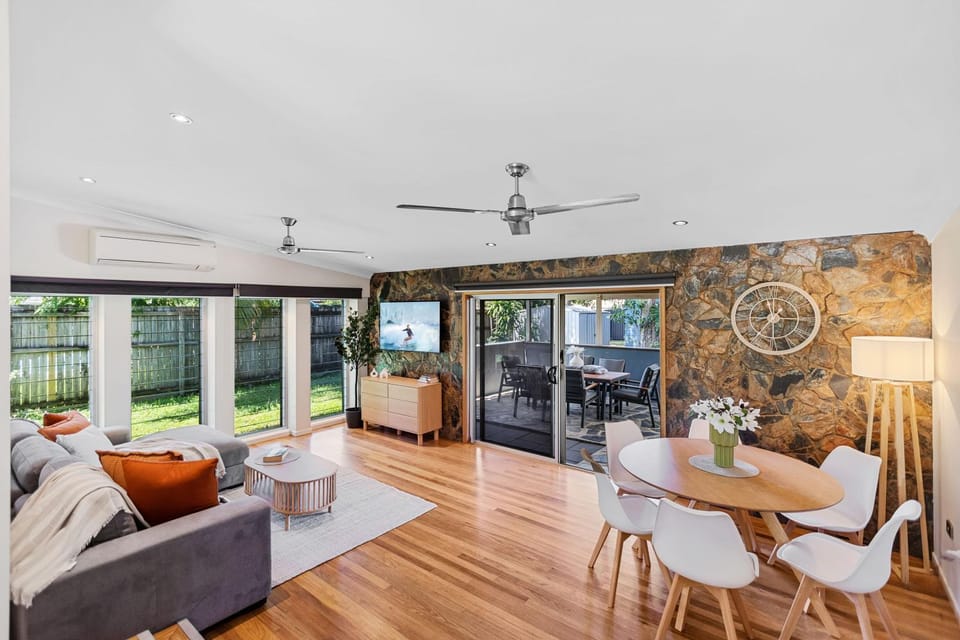 Patio, TV and multimedia, Living room, Seating area, Dining area, air conditioner