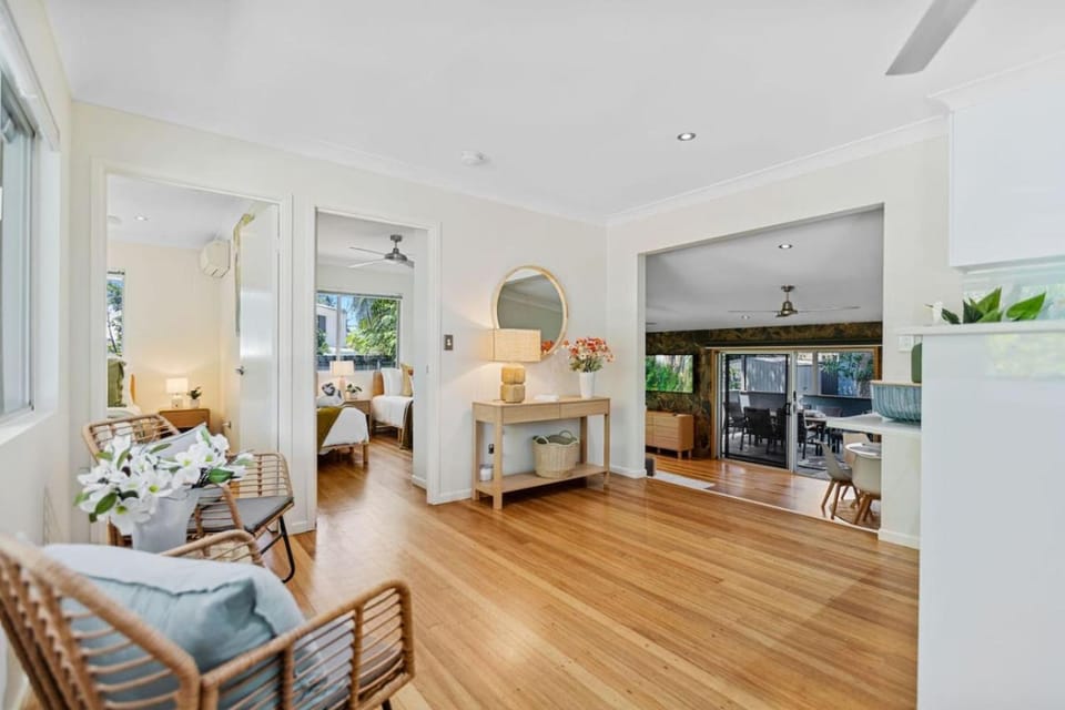 Bed, TV and multimedia, Kitchen or kitchenette, Living room, Photo of the whole room, Seating area, Dining area, Bedroom