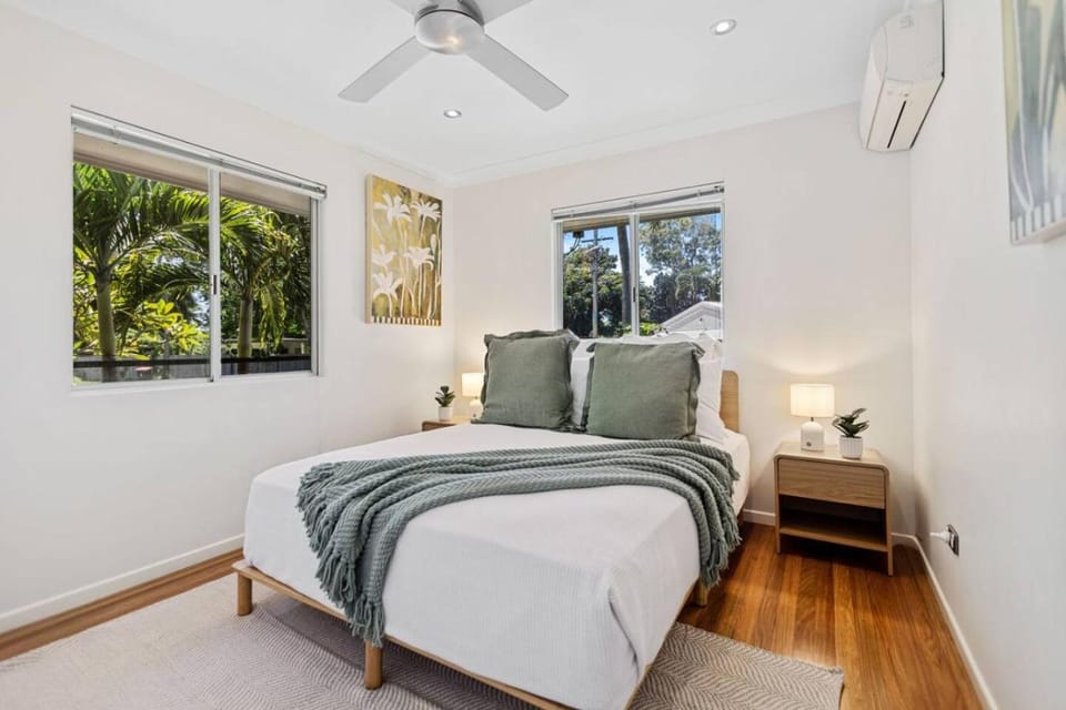 Bed, View (from property/room), Photo of the whole room, Bedroom, Street view, Quiet street view, fireplace