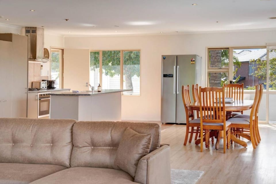 Seating area, Dining area