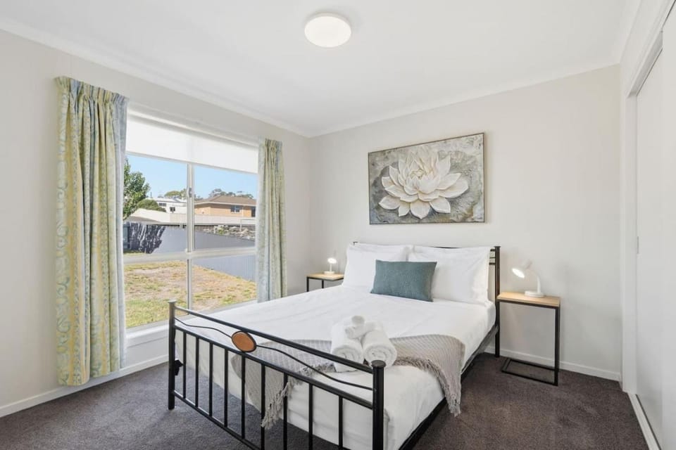 Tranquil Escape by the Water House in Triabunna