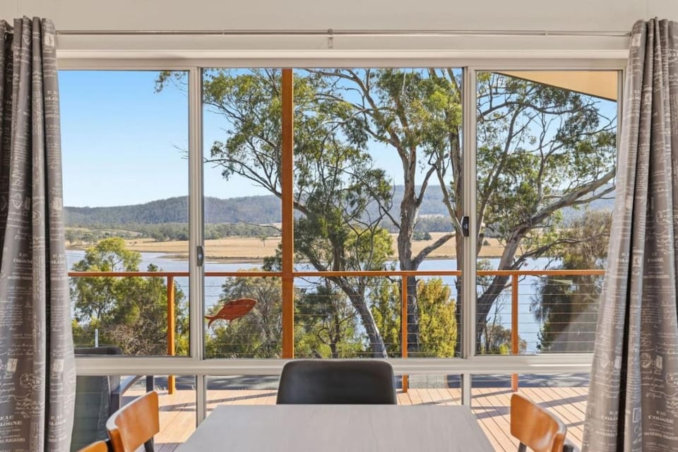 Tranquil Escape by the Water House in Triabunna