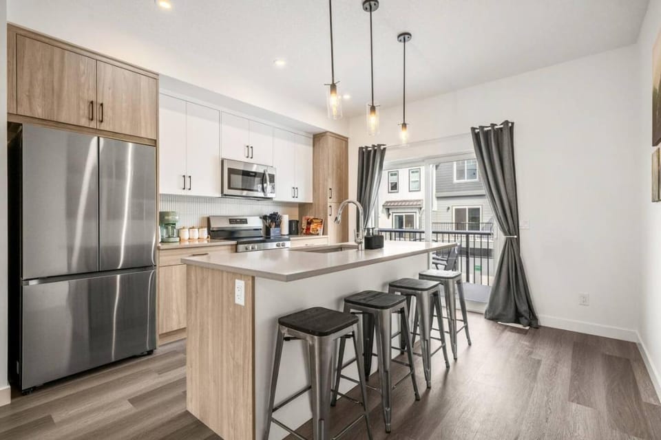 Modern 2BR Townhome Near Aspen Landing and WinSport House in Calgary