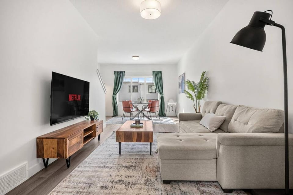 Modern 2BR Townhome Near Aspen Landing and WinSport House in Calgary