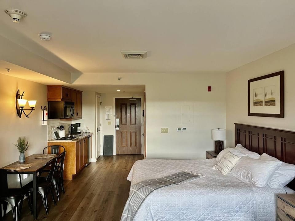 Cozy renovated Studio at Creek) Apartment in Vernon Township