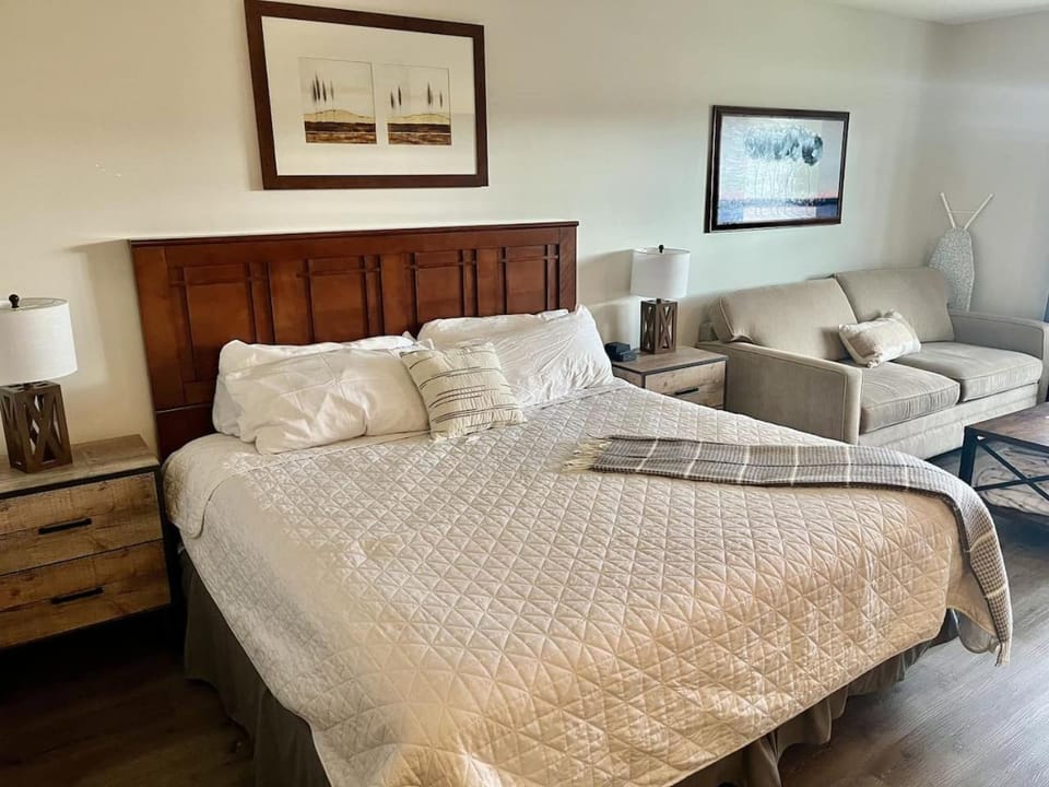 Cozy renovated Studio at Creek) Apartment in Vernon Township