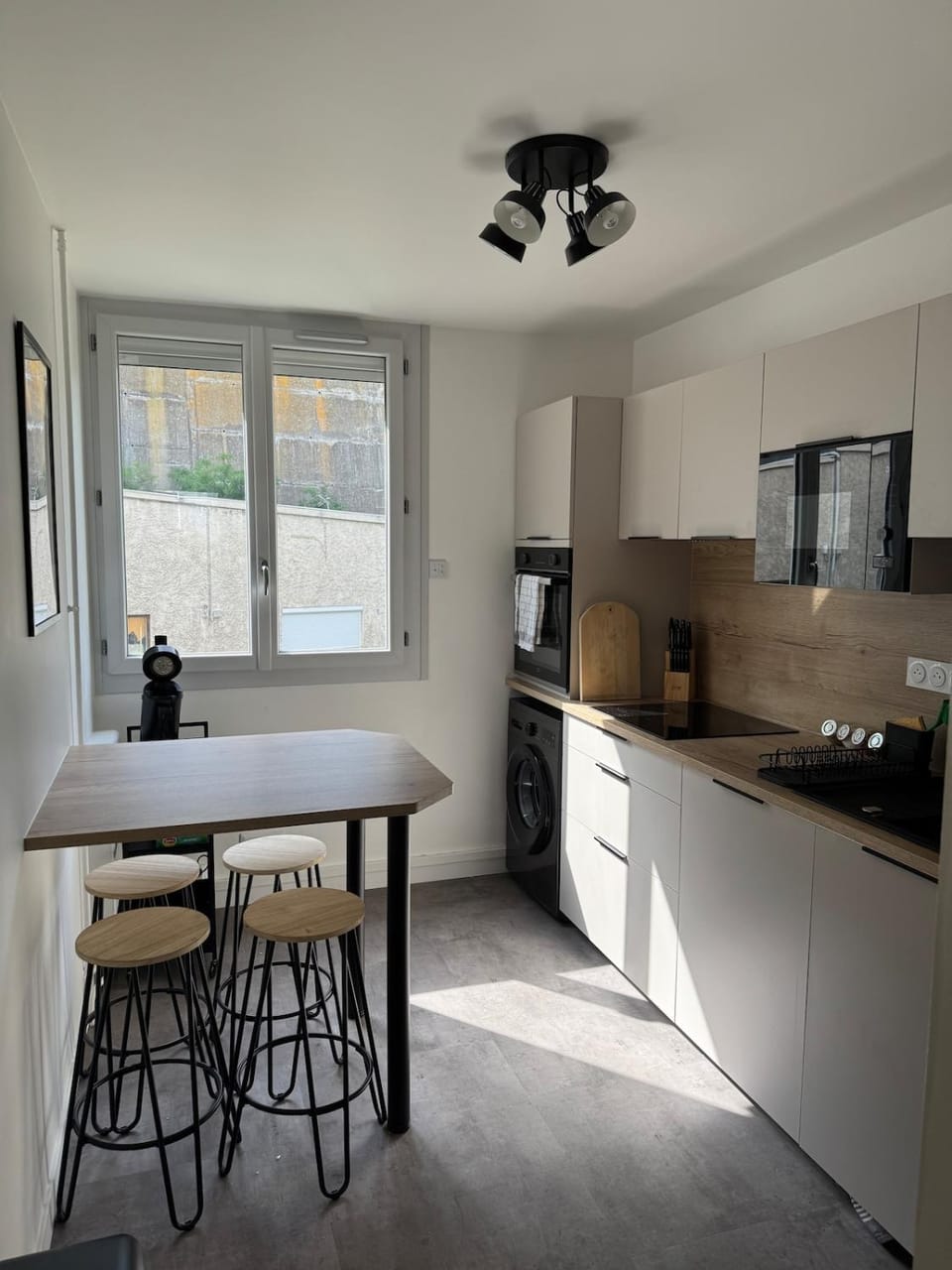 Dining area, dishwasher, oven, stove