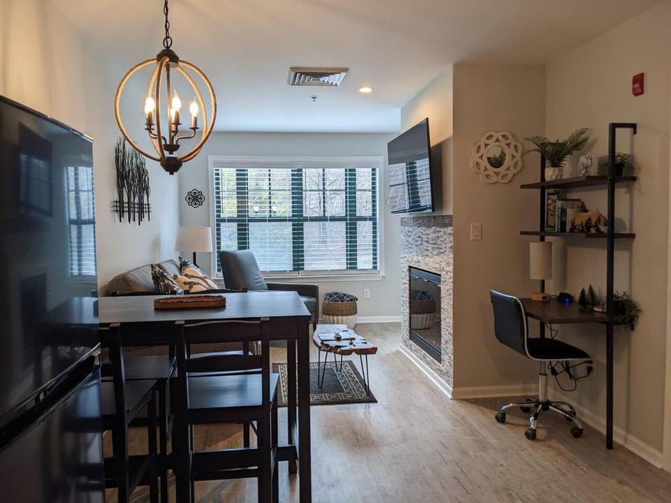 All New Chic Ski inout King bed House in Vernon Township