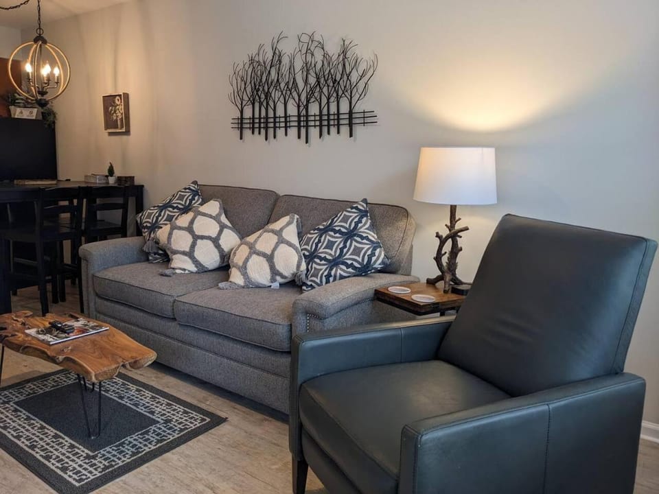 All New Chic Ski inout King bed House in Vernon Township