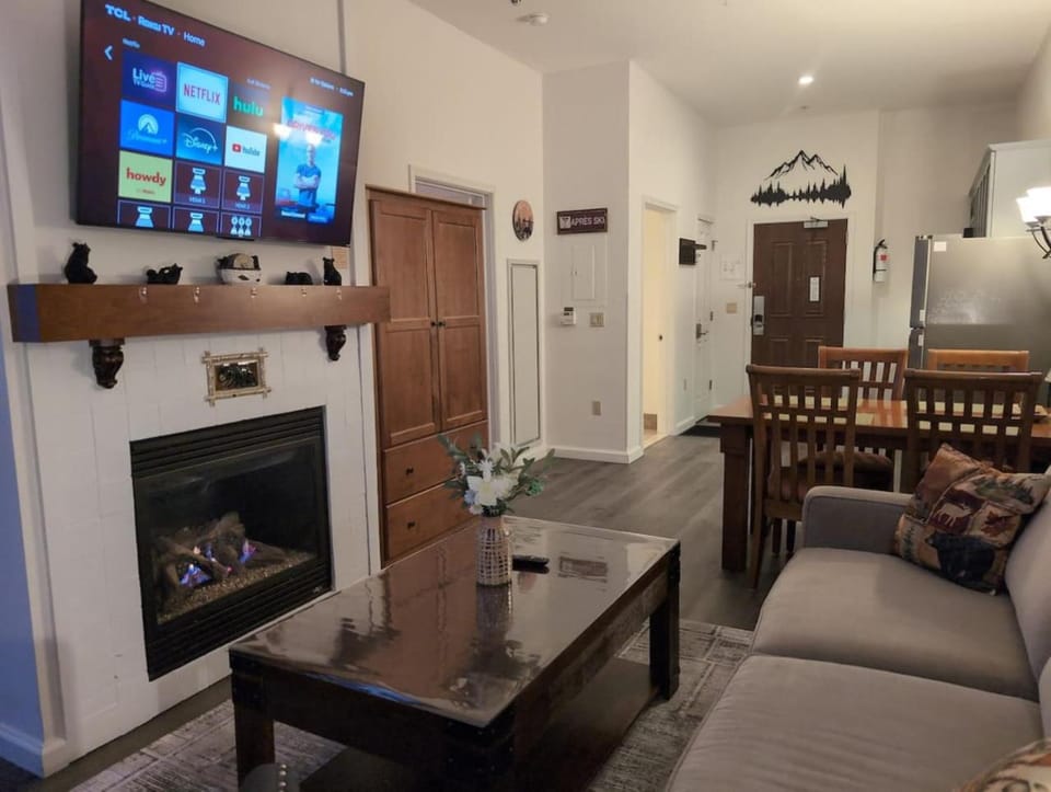 Amazing 1st floor Ski inout at Creek) Apartment in Vernon Township