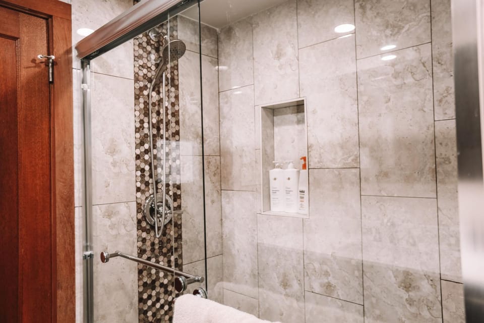 Warm & Cozy 2BR in Wallingford -- Skyline Peek Apartment in Lake Union