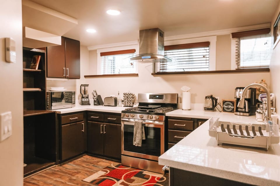Warm & Cozy 2BR in Wallingford -- Skyline Peek Apartment in Lake Union