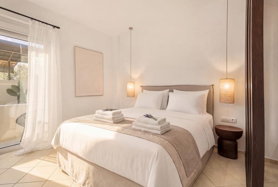 Bed, Bedroom, towels