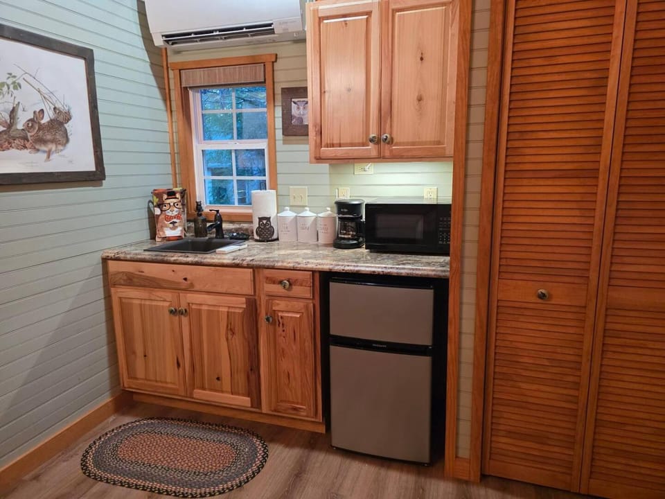 Private romantic Tiny Home King bed Jamestown House in Tennessee