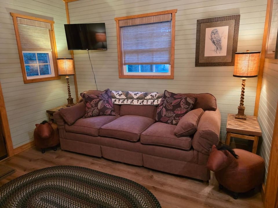 Private romantic Tiny Home King bed Jamestown House in Tennessee