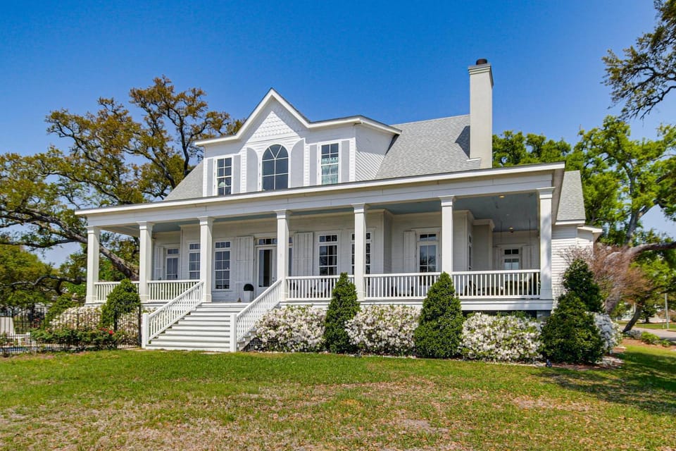 On the Beach + Gulf: Luxe Pass Christian Escape House in Pass Christian