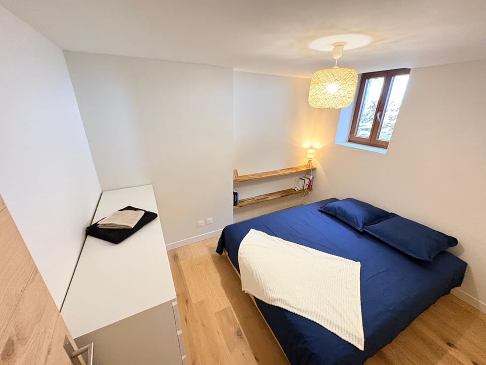 Bedroom, towels, towels