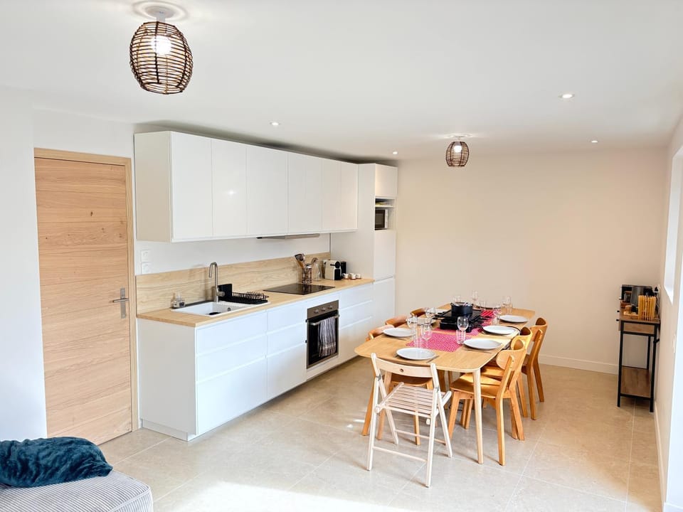 Coffee/tea facilities, dishwasher, microwave, oven, stove, stove, toaster, toaster, kitchen, kitchen