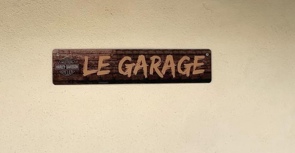 Le Garage House in Centre-Val de Loire