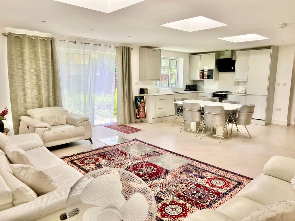 4 Bedroom Home Edgware Ground Floor House in Edgware
