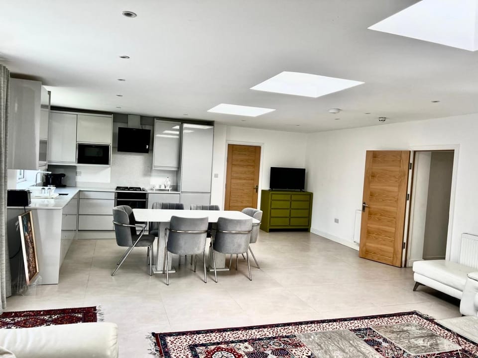 4 Bedroom Home Edgware Ground Floor House in Edgware