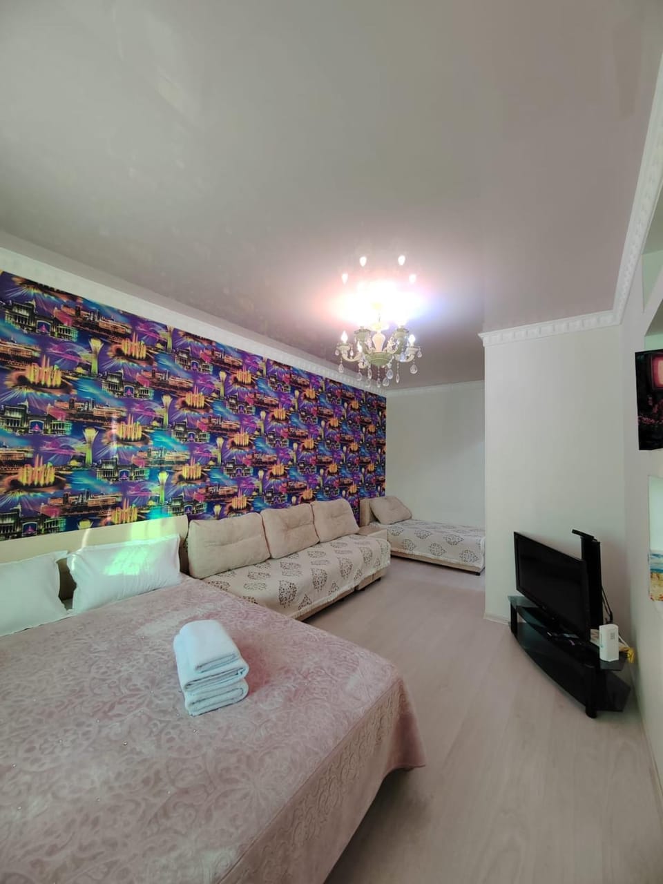 Bed, TV and multimedia, Photo of the whole room, Bedroom