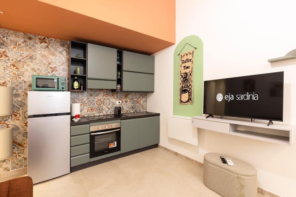 Communal lounge/ TV room, microwave, kitchen