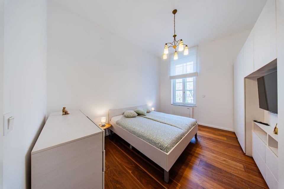 Bed, TV and multimedia, Bedroom