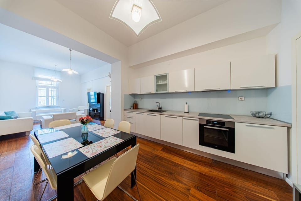 Kitchen or kitchenette, Dining area, oven, stove