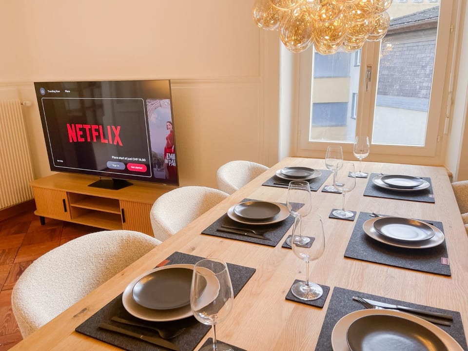 Communal lounge/ TV room, TV and multimedia, Living room, Dining area