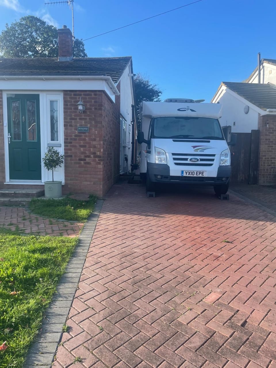 Cosy Motorhome Escape in Surrey House in England
