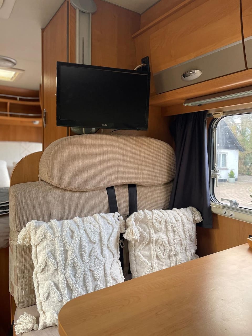 Cosy Motorhome Escape in Surrey House in England