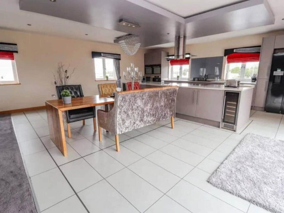Penthouse apartment in the heart of towyn Apartment in Towyn