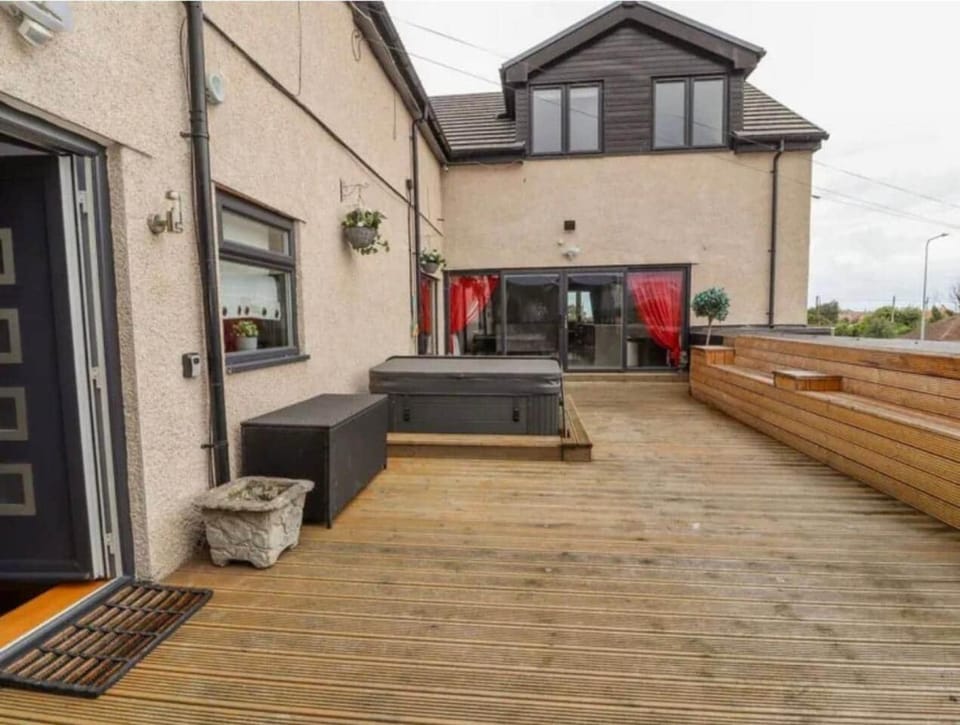 Penthouse apartment in the heart of towyn Apartment in Towyn