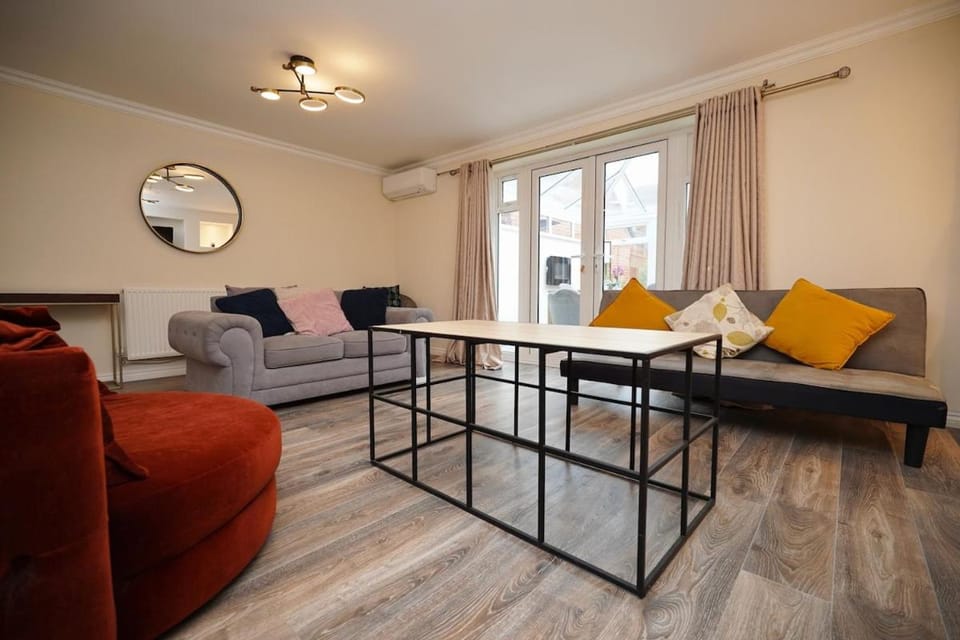 Skelhorn Villa - Air Conditioning, Rugby, Near M6, DHL & Amazon Warehouse House in Rugby