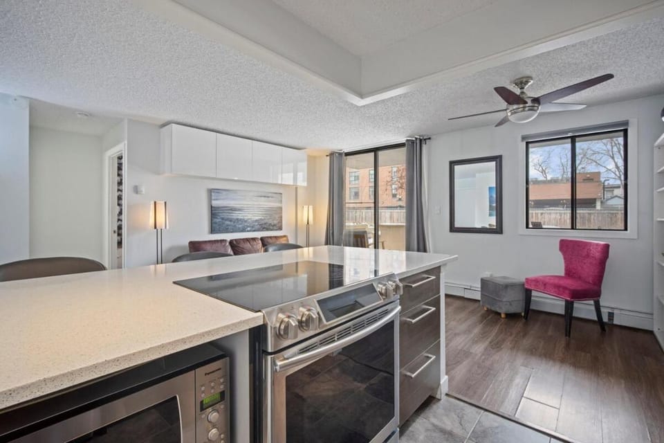 Pet-friendly 1 bedroom | Stampede & BMO | Parking Apartment in Calgary