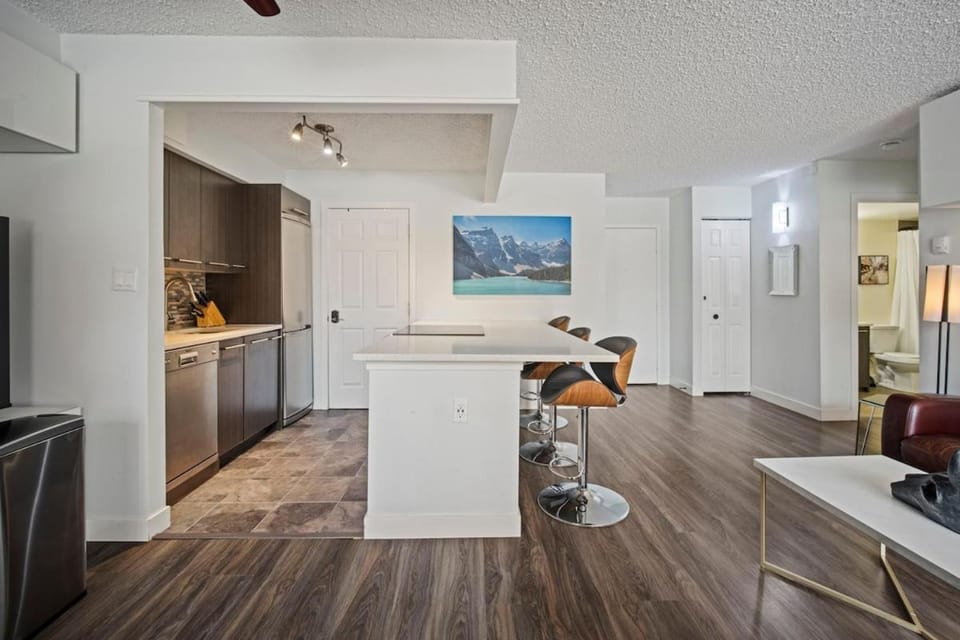 Pet-friendly 1 bedroom | Stampede & BMO | Parking Apartment in Calgary