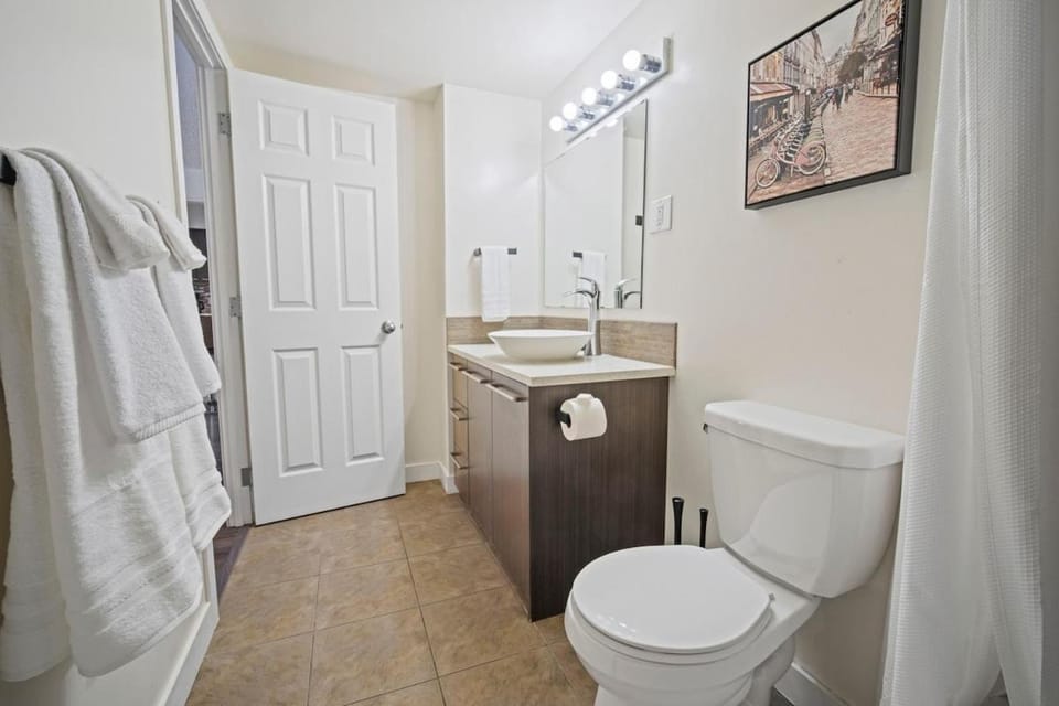Pet-friendly 1 bedroom | Stampede & BMO | Parking Apartment in Calgary