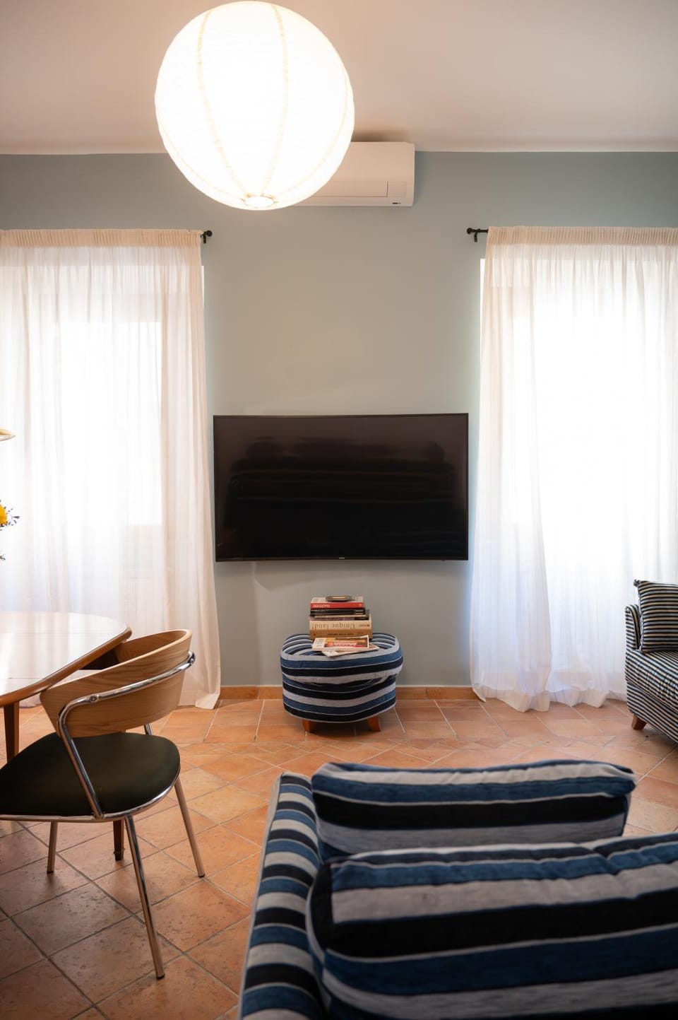 Communal lounge/ TV room, TV and multimedia, Living room, Seating area, Evening entertainment, air conditioner