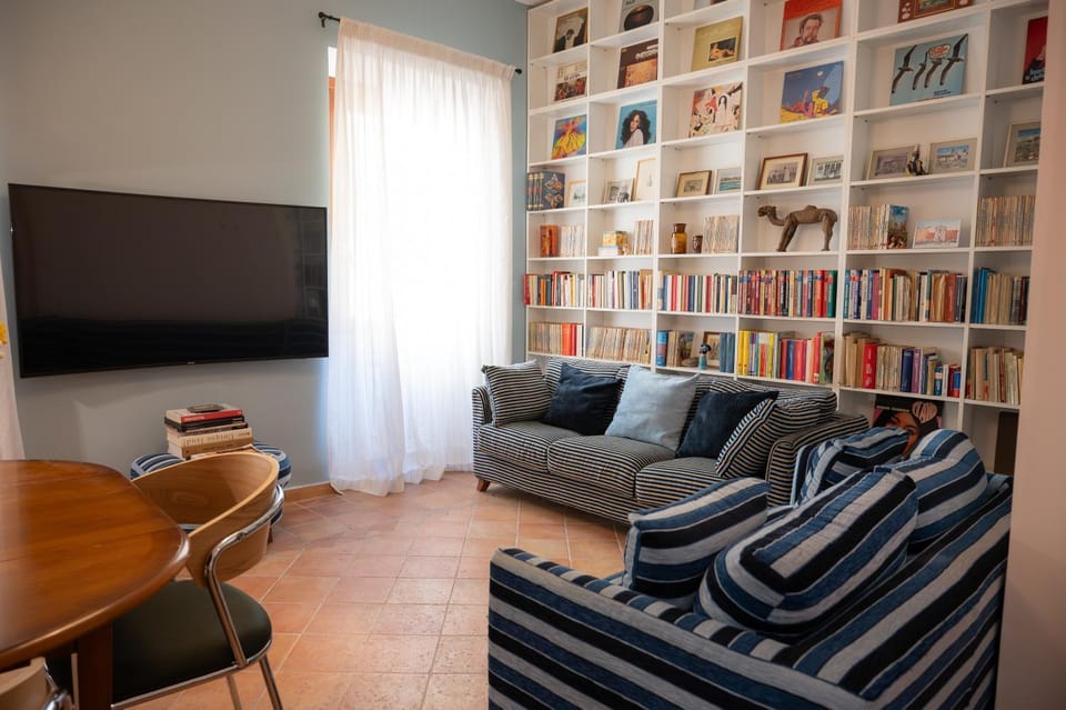 Communal lounge/ TV room, Library, TV and multimedia, Living room, Seating area, Evening entertainment