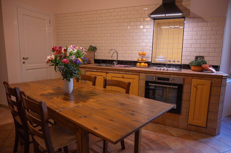 Kitchen or kitchenette, Dining area, stove
