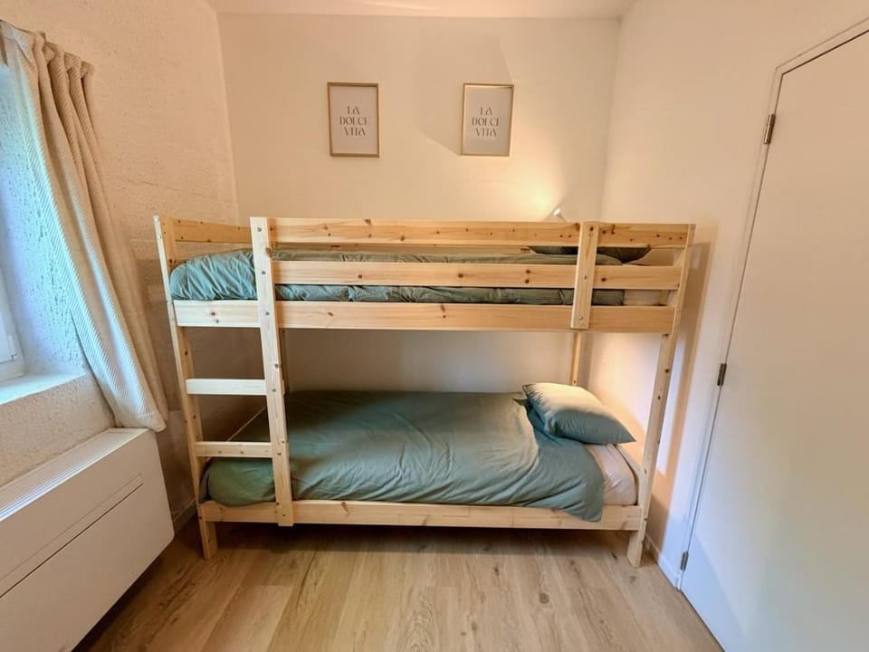 Bedroom, bunk bed