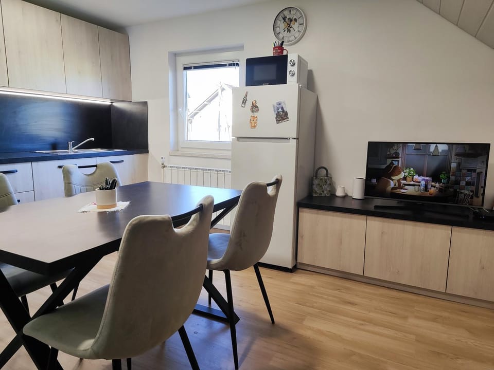 TV and multimedia, Kitchen or kitchenette, Dining area, Evening entertainment, oven, kitchen