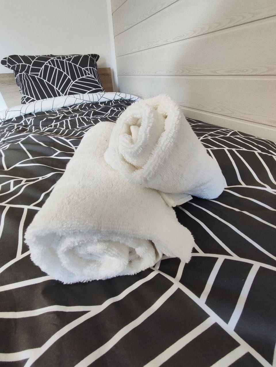 Bed, Photo of the whole room, Bedroom, towels