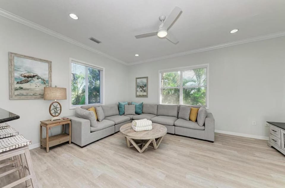 Flip Flop Inn - Dog Friendly, Pool, 1 Block to Beach House in Holmes Beach