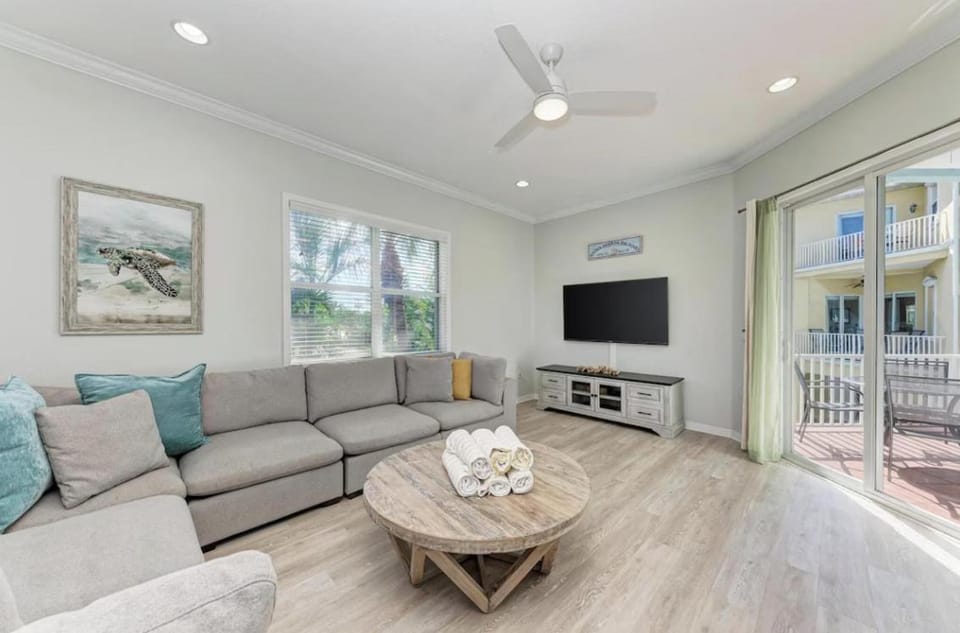 Flip Flop Inn - Dog Friendly, Pool, 1 Block to Beach House in Holmes Beach