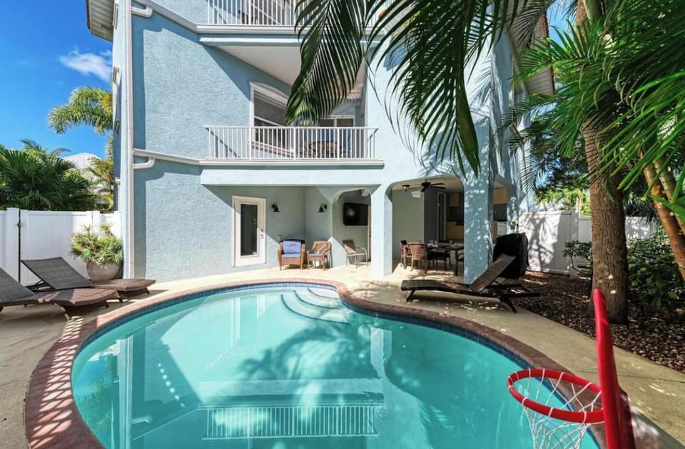Flip Flop Inn - Dog Friendly, Pool, 1 Block to Beach House in Holmes Beach
