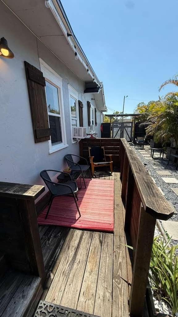2BR • Front Patio • 10 Min to Downtown Hotel in St Petersburg